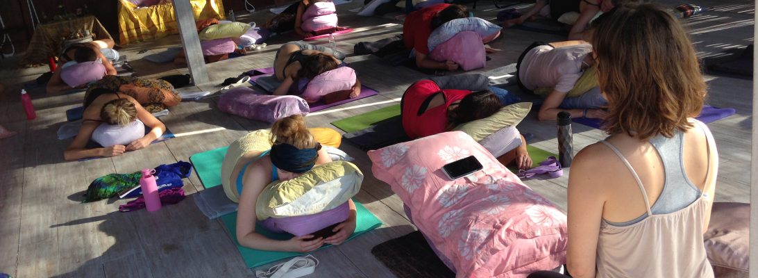restorative yoga med Anna Sunesson på Samayoga Lärarutbildningen på Bali