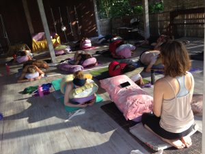 restorative yoga med Anna Sunesson på Samayoga Lärarutbildningen på Bali